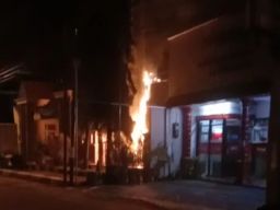 Trafo PLN di Lamongan saat terbakar. (Foto: Damkar Lamongan for jatimnow.com)