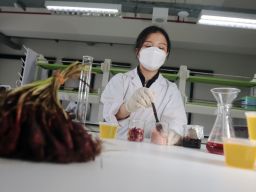 Berliana Yusup saat membuat inovasi Jelly Drink berbahan dasar bawang sabrang atau bawang dayak dilaboratorium kampusnya. (Foto: Fahrizal Tito/jatimnow.com)