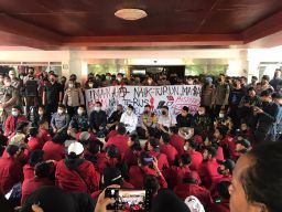 Sikapi Isu Nasional, Ratusan Mahasiswa Kepung Gedung DPRD Sidoarjo
