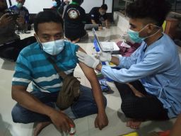 Driver Ojol Suntik Vaksin di Masjid Polres Jombang Usai Salat Tarawih