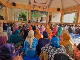 Ratusan warga Dagan, Kecamatan Solokuro, Lamongan saat bermunajat mendoakan Gus Muhaimin.(Foto: Adyad Ammy Iffansah/jatimnow.com)