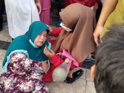 Anis, ibu di Gresik yang sempat terjatuh karena berebut salam dengan Presiden Jokowi (Foto: Sahlul Fahmi/jatimnow.com)