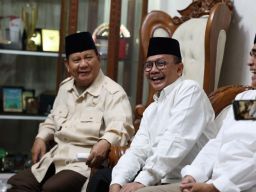 Prabowo Subianto bersama MKP Trenggono saat bersilaturahmi ke kediaman Habib Lutfi (Foto: Dok. jatimnow.com)