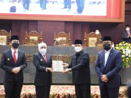 Gubernur Khofifah Indar Parawansa menerima rekomendasi DPRD Jatim terhadap LKPJ Tahun 2021 (Foto-foto: Humas Pemprov Jatim)