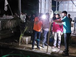 Polisi saat melakukan olah TKP di kolam ikan koi (Foto: Humas Polres Tulungagung)