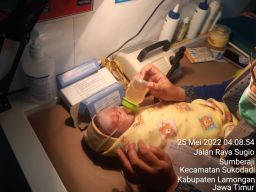 Bayi malang yang dibuang sebulan lalu, kini kondisinya membaik dan dirawat Dinsos Lamongan. (Foto : Humas Polres Lamongan for jatimnow.com)