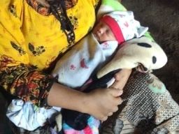 Bayi yang lahir di jalan desa tampak sehat. (Foto: Puskesmas Tiris for jatimnow.com)