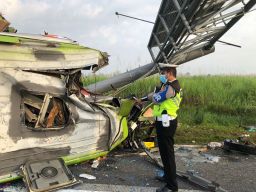 Bus yang mengalami kecelakaan tunggal di Tol Surabaya-Mojokerto KM 712+400 A.(Foto: PJR for jatimnow.com)