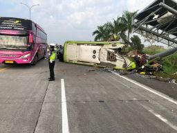 Kecelakaan Bus di Tol Surabaya-Mojokerto Tewaskan 13 Orang
