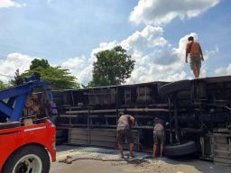 Bus Sugeng Rahayu Terguling di Madiun, Penumpang: Saling Kejar