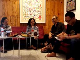 Suasana diskusi Damar Kurung di Senja Jingga Cafe (Foto: Gasrug for jatimnnow.com)