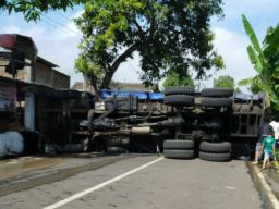 Dump truck Nopol M 8148 UG menghantam 12 rumah di pinggir jalan raya. (Foto-foto: Satlantas Polres Pasuruan for jatimnow.com)
