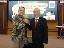 Ketua IKA ITS Pengurus Wilayah Jatim, Wahid Wahyudi bersama Wali Kota Surabaya Eri Cahyadi. (Foto: Fatih for jatimnow.com)