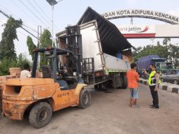 Truk Rusak Tutup Jalan Provinsi di Lamongan Dievakuasi, Lalin Kembali Lancar