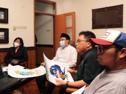 Wali Kota Pasuruan Saifullah Yusuf (Gus Ipul) bersama dewan juri lomba logo dan maskot MTQ XXX Jawa Timur 2023.(Foto: Humas Pemkot Pasuruan)