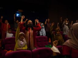 Momen Mbak Cicha Ajak Anak Yatim Piatu di Kediri Nobar Film Bus Om Bebek