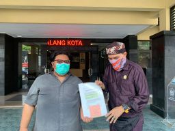 Jose Rizal Joesoef (kanan foto) anggota DPRD Kota Malang membuat pengaduan ke SPKT Polresta Malang Kota. (Foto: Galih Rakasiwi/jatimnow.com)
