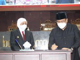 Khofifah Indar Parawansa bersama Anwar Sadad saat rapat paripurna di DPRD Jatim. (Foto: Anwar Sadad for jatimnow.com)
