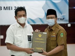 Wali Kota Saifullah Yusuf (Gus Ipul) saat menerima opini WTP di Kantor BPK Perwakilan Jawa Timur (Foto-foto: Pemkot Pasuruan)