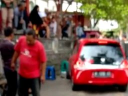 Tangkapan layar video mobil taksi online tabrak 7 motor di Gresik yang viral di media sosial
