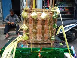Ketupat raksasa buatan warga Kampung Meduran, Kota Batu. (Foto: Galih Rakasiwi/jatimnow.com)