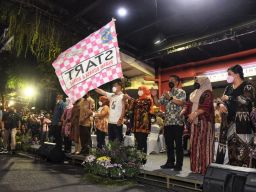 Khofifah Bersama Eri Cahyadi Berangkatkan Parade Budaya Surabaya Vaganza 2022