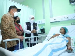 Menko PMK Muhadjir Effendy bersama Gubernur Jawa Timur (Jatim) Khofifah Indar Parawansa menjenguk korban seluncuran ambrol yang dirawat di RSUD dr Soetomo Surabaya.(Foto: Humas Pemprov Jatim)