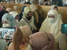 Gubernur Jatim Khofifah usai saat salat Ied di Masjid Al Akbar Surabaya. (Foto: Farizal Tito/jatimnow.com)