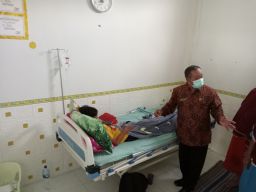 Pasien yang diduga menjadi korban keracunan makanan usai mengikuti Yasinan.(Foto: Elok Aprianto)