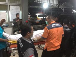 Jenazah korban kecelakaan bus di Tol Mojokerto dibawa ke Surabaya (Foto: Herman for jatimnow.com)