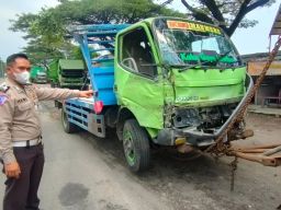 Truk Hino tabrak pemotor hingga tewas usai ditabrak truk misterius. (Foto: Polres Pasuruan/jatimnow.com)