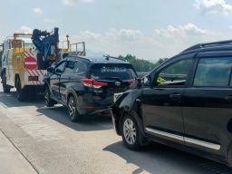 Empat Mobil Ringsek Usai Terlibat Kecelakaan Beruntun di Tol Trans Jawa