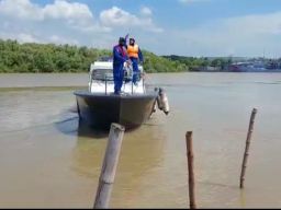 Petugas gabungan Ditpolairud Polda Jatim, Sat Polairud Lamongan saat proses evakuasi perahu nelayan yang tenggelam di perairan Sedayulawas.(Foto: Ditpolairud polda jatim/jatimnow.com)