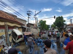 Hindari Pemotor, Truk Bermuatan Galon Tabrak Tembok Kantor Polisi di Sampang