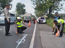 Lokasi kecelakaan di Simpang Tiga Pelem Jalan Raya Malang-Surabaya, Desa Ngerong, Kecamatan Gempol, Kabupaten Pasuruan, Jumat (13/5/2022).(Foto: Moch Rois)