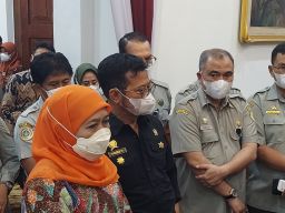 Menteri Pertanian Syahrul Yasin Limpo (baju gelap) usai Rapat Koordinasi (Rakor) bersama Forkopimda Jatim di Gedung Negara Grahadi, Surabaya, Senin (9/5/2022) malam.(Foto: Ni`am Kurniawan/jatimnow.com)