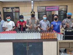 Nekat Transaksi Pinggir Jalan, Ratusan Botol Miras Disita Polisi di Mojokerto