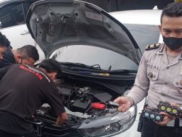 Pengemudi Honda Brio viral karena menggunakan sirine diamankan Satlantas Polresta Malang Kota. (Foto: Galih Rakasiwi/jatimnow.com)