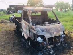 Mobil terduga pelaku pencurian yang dibakar warga di Sidoarjo (Foto: Zainul Fajar/jatimnow.com)