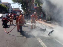 Motor Shogun Hangus Terbakar di Jalan Gemblongan, Surabaya
