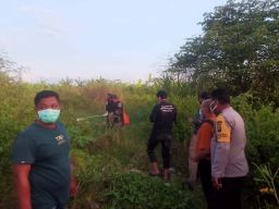 Proses identifikasi dan evakuasi mayat pria misterius di Sidoarjo (Foto: Polsek Jabon)