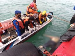 Proses evakuasi satu korban kecelakaan laut nelayan Lamongan di Perairan Tuban. (Foto : Satpolairud Polres Lamongan for Jatimnow.com)