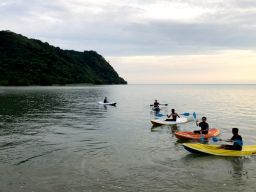 Suasana mendayung kano di Wisata Bahari Selayar (WBS), Pulau Bawean, Kabupaten Gresik.(Foto: Humas WBS)