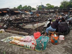 Pedagang berjualan di depan lokasi lapak yang terbakar. (Foto: Humas Pemkab Kediri/jatimnow.com)