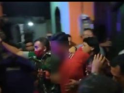 Pelaku penipuan bermodus anggota Polri, babak belur dihajar massa. (Foto: Tangkapan layar video via Facebook/jatimnow.com)