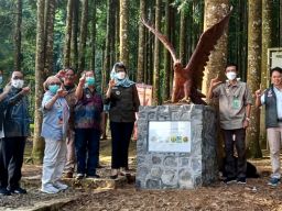 PT Smelting Bersama Taman Safari dan KLHK Sosialisasikan Pelestarian Elang Jawa