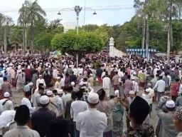 Ribuan Santri Bergiliran Gotong Keranda RKH Fakhrillah Aschal Menuju Pemakaman