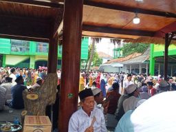 Ribuan santri, alumni dan masyarakat menunggu pemberangkatan jenazah Almarhum RKH. Fakhrillah Aschal di Ponpes Syaichona Moh. Cholil, Jalan Demangan Barat, Bangkalan.(Foto: Fathor Rahman)