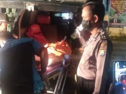 Proses evakuasi jenazah pemuda gantung diri di Sidoarjo (Foto: Polsek Sedati for jatimnow.com)
