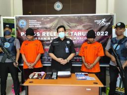 Dua pengedar narkoba saat diamankan BNN. (Foto: BNN Kota Kediri/jatimnow.com)